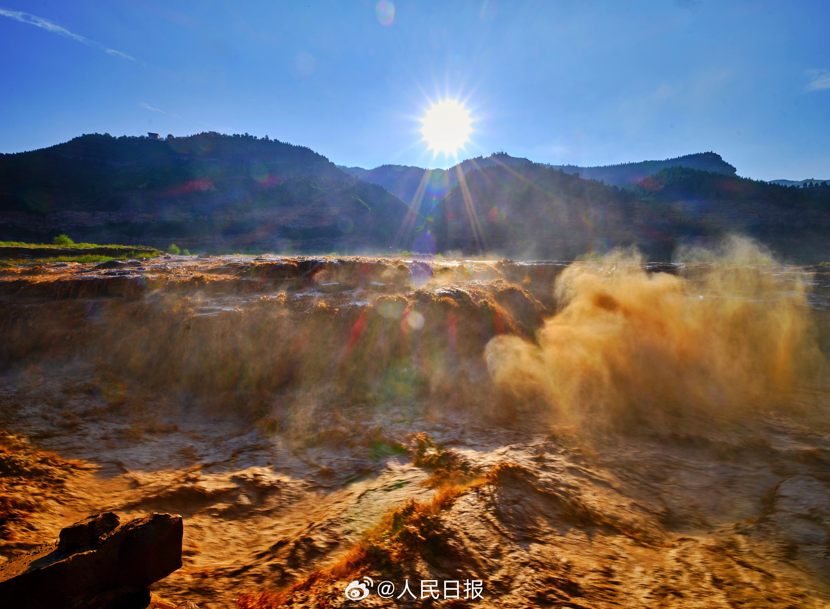受上游降水影响，8月26日，黄河壶口瀑布迎来了令人瞩目的变化，主副瀑布紧密相连，成功再现壮美金黄色瀑布群，出现水岸齐平的景观。网友：现实版的黄河之水天上来！（摄影/史家民）