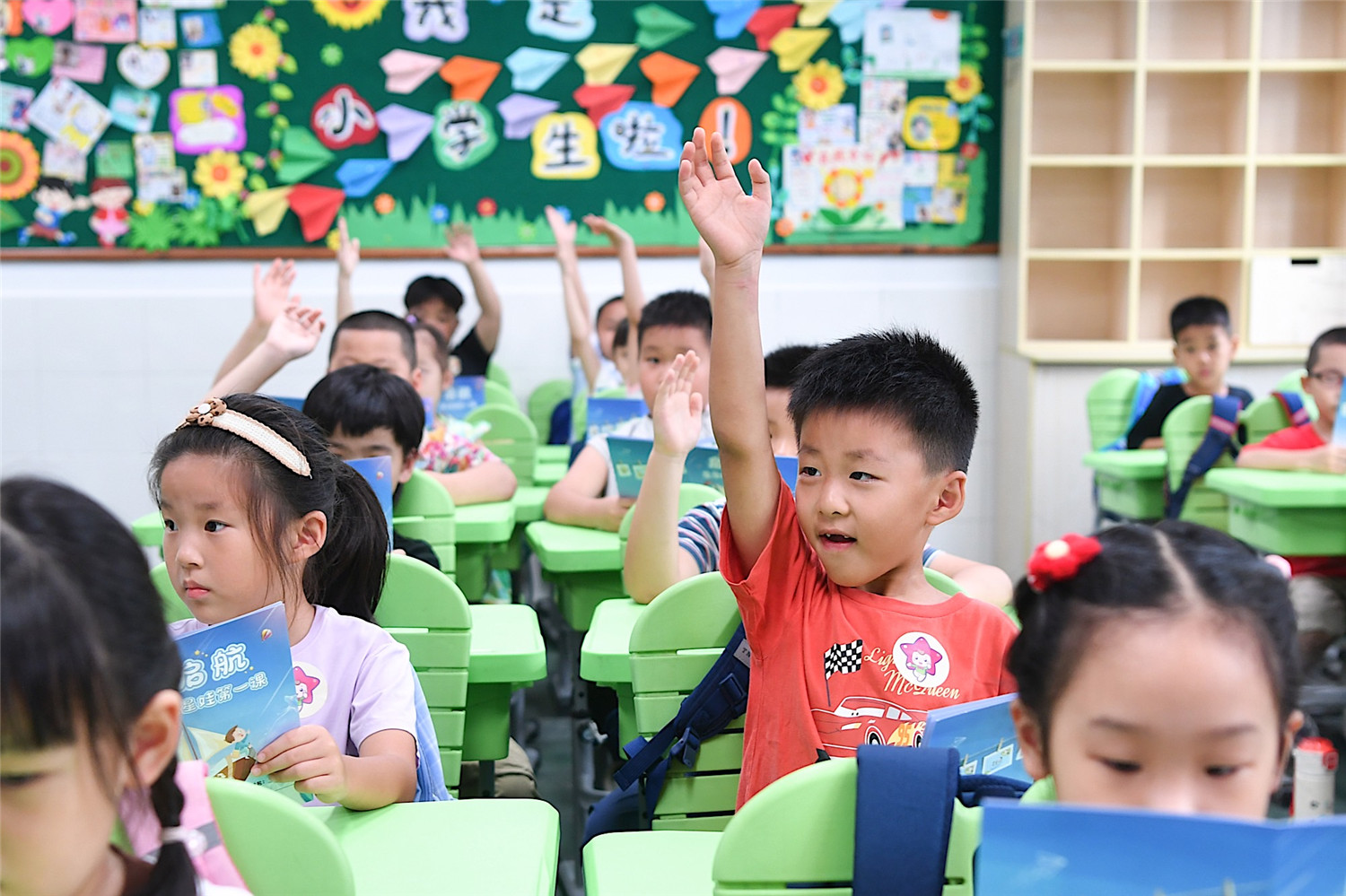2024年8月29日，南京市夫子庙小学迎来了一批充满朝气的一年级新生，他们正式踏入校园，开始了他们的新生培训课程——星星娃第一课。当日，夫子庙小学的幼小衔接“摆渡课程”系列课程也正式拉开了帷幕。课程中，新生们在老师和高年级同学的带领下，通过丰富多彩的课程活动，逐渐熟悉了校园环境。孩子们在轻松愉悦的氛围中，认识了新同学，也对自己有了更深的了解。新华日报·交汇点记者 邵丹摄