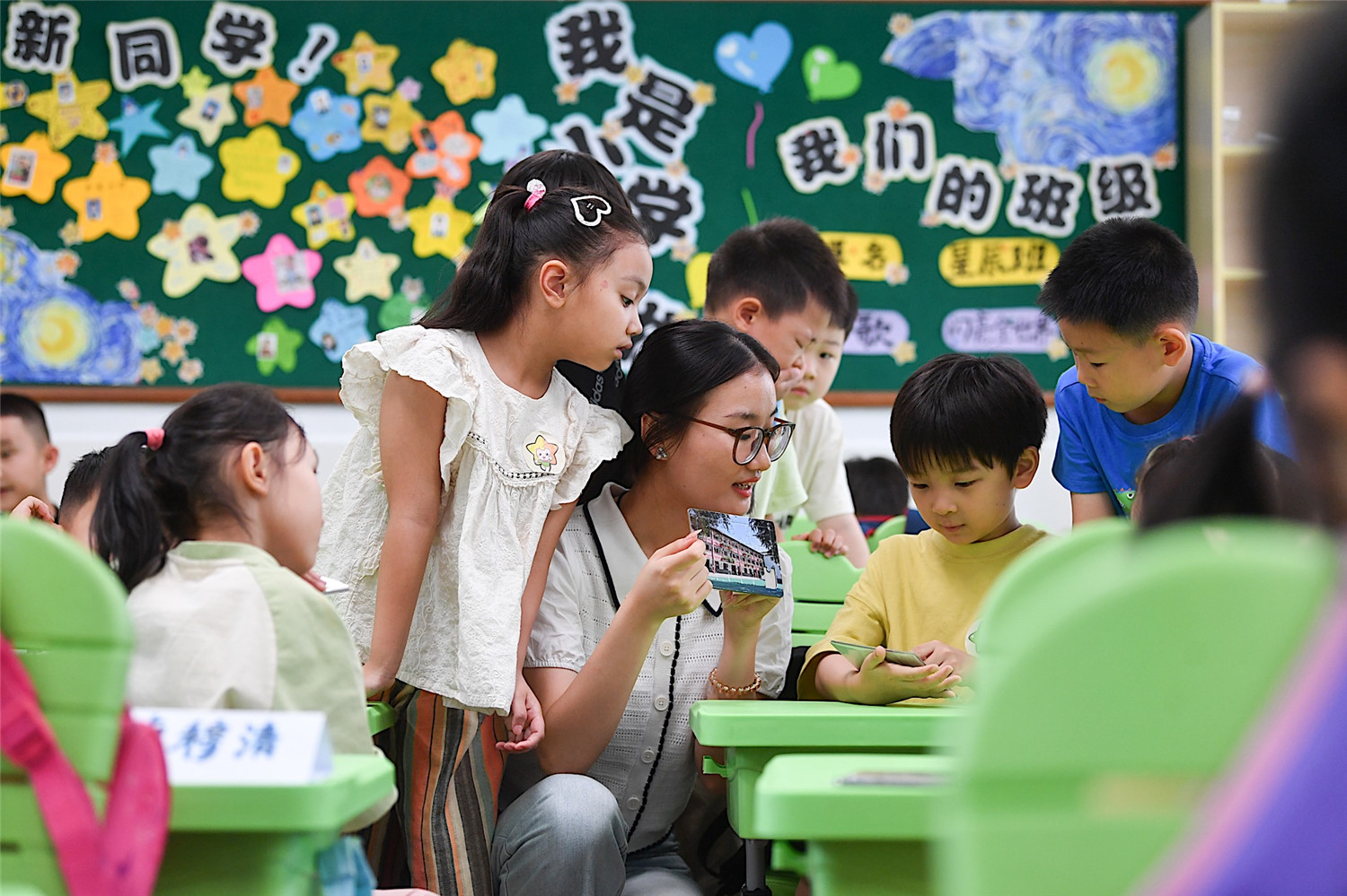 2024年8月29日，南京市夫子庙小学迎来了一批充满朝气的一年级新生，他们正式踏入校园，开始了他们的新生培训课程——星星娃第一课。当日，夫子庙小学的幼小衔接“摆渡课程”系列课程也正式拉开了帷幕。课程中，新生们在老师和高年级同学的带领下，通过丰富多彩的课程活动，逐渐熟悉了校园环境。孩子们在轻松愉悦的氛围中，认识了新同学，也对自己有了更深的了解。新华日报·交汇点记者 邵丹摄