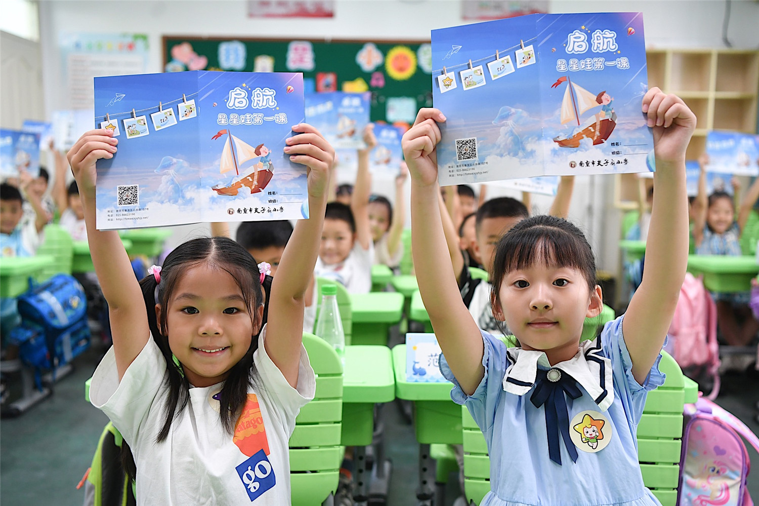 2024年8月29日，南京市夫子庙小学迎来了一批充满朝气的一年级新生，他们正式踏入校园，开始了他们的新生培训课程——星星娃第一课。当日，夫子庙小学的幼小衔接“摆渡课程”系列课程也正式拉开了帷幕。课程中，新生们在老师和高年级同学的带领下，通过丰富多彩的课程活动，逐渐熟悉了校园环境。孩子们在轻松愉悦的氛围中，认识了新同学，也对自己有了更深的了解。新华日报·交汇点记者 邵丹摄