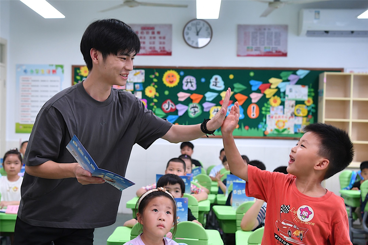2024年8月29日，南京市夫子庙小学迎来了一批充满朝气的一年级新生，他们正式踏入校园，开始了他们的新生培训课程——星星娃第一课。当日，夫子庙小学的幼小衔接“摆渡课程”系列课程也正式拉开了帷幕。课程中，新生们在老师和高年级同学的带领下，通过丰富多彩的课程活动，逐渐熟悉了校园环境。孩子们在轻松愉悦的氛围中，认识了新同学，也对自己有了更深的了解。新华日报·交汇点记者 邵丹摄
