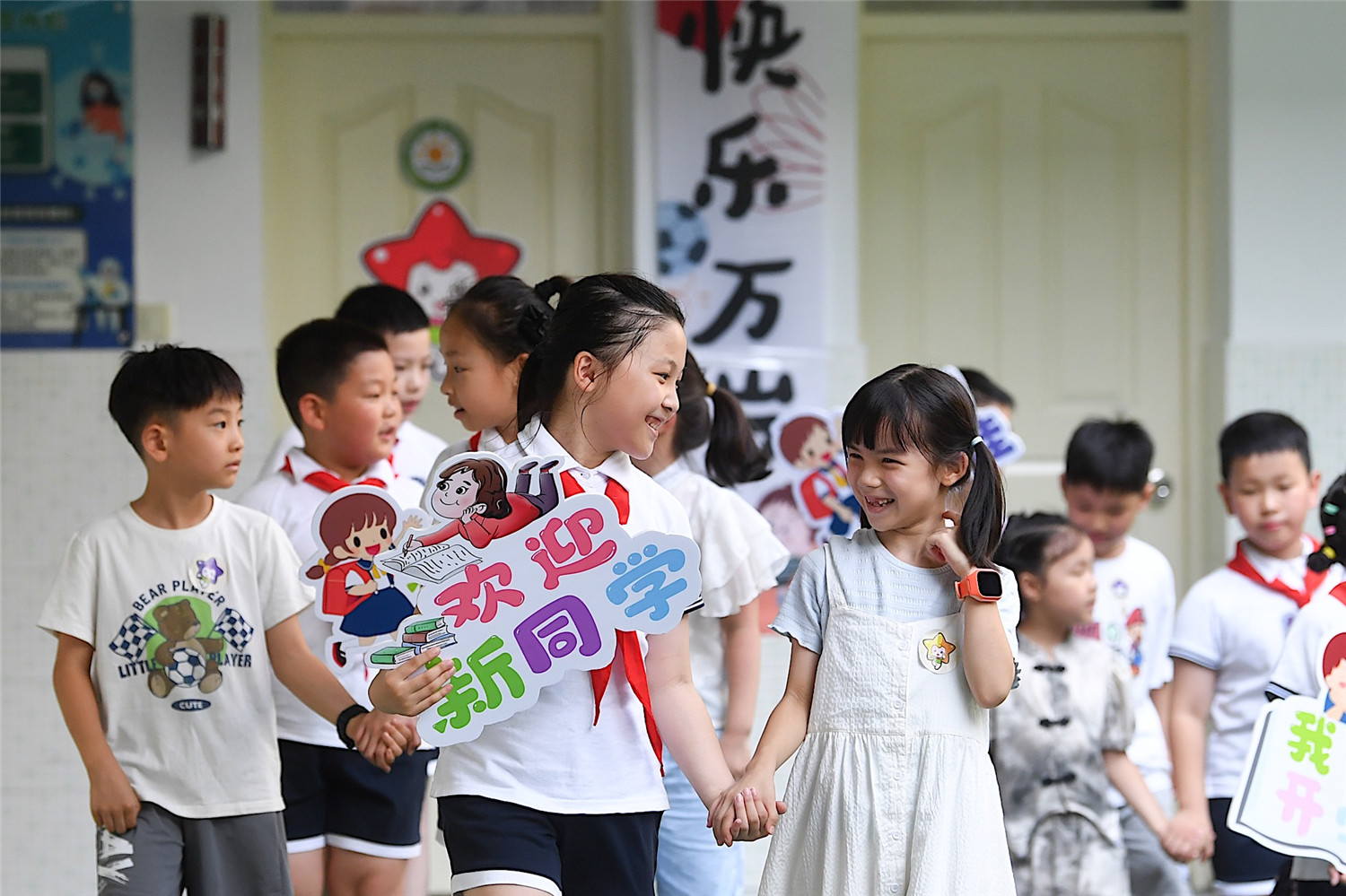 2024年8月29日，南京市夫子庙小学迎来了一批充满朝气的一年级新生，他们正式踏入校园，开始了他们的新生培训课程——星星娃第一课。当日，夫子庙小学的幼小衔接“摆渡课程”系列课程也正式拉开了帷幕。课程中，新生们在老师和高年级同学的带领下，通过丰富多彩的课程活动，逐渐熟悉了校园环境。孩子们在轻松愉悦的氛围中，认识了新同学，也对自己有了更深的了解。新华日报·交汇点记者 邵丹摄