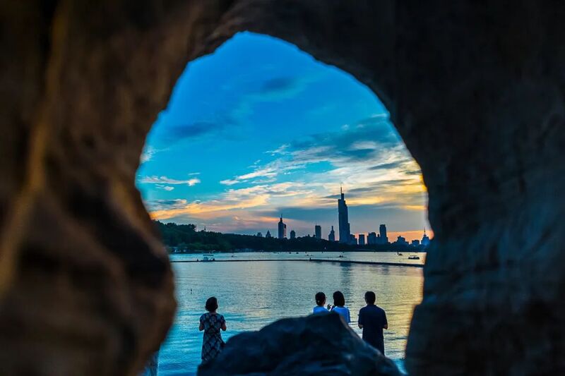 在长堤门往太平门赏荷栈道方向,拍摄者通过景观石的自然缝隙,可以将城市的轮廓线与绚烂的日落融合,呈现出一种别样的韵味。通讯员 常成 南京日报/紫金山新闻记者 孙中元 摄