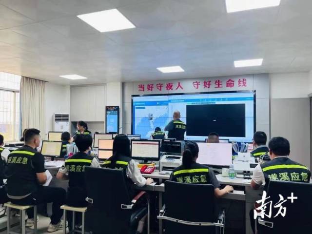 湛江市遂溪县三防办工作人员24小时轮值在岗。 湛江市遂溪县三防办工作人员24小时轮值在岗。