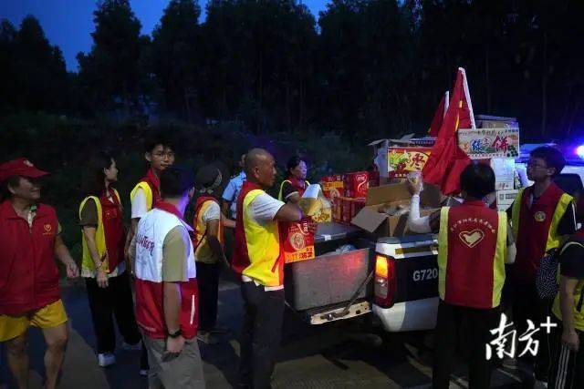 9月5日夜,湛江徐闻志愿者向货车滞留队伍中的司乘人员派发物资。 9月5日夜,湛江徐闻志愿者向货车滞留队伍中的司乘人员派发物资。