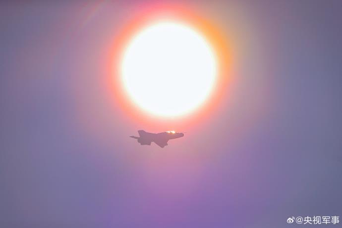 战机凌空“穿日”，战鹰砺剑空天！近日，南部战区空军某部开展对地实弹攻击飞行训练保障。网友：彩霞+战机，这氛围感绝了。