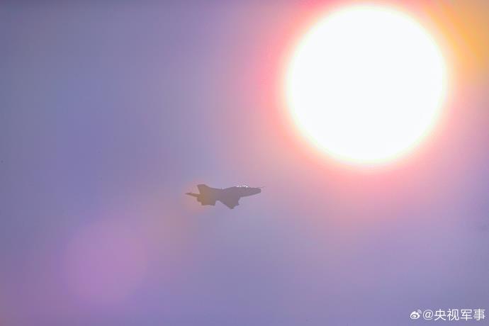 战机凌空“穿日”，战鹰砺剑空天！近日，南部战区空军某部开展对地实弹攻击飞行训练保障。网友：彩霞+战机，这氛围感绝了。