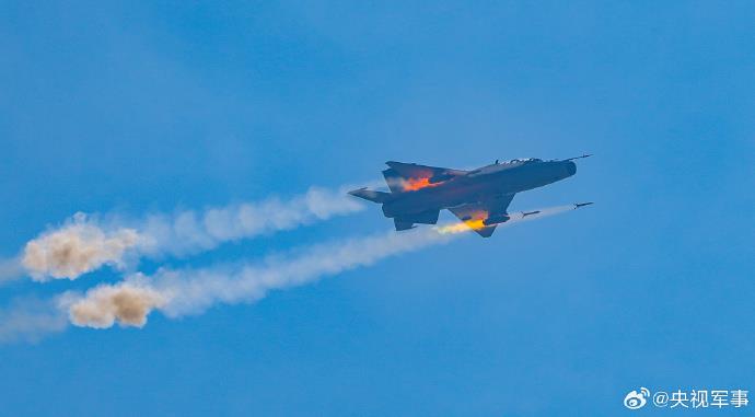 战机凌空“穿日”，战鹰砺剑空天！近日，南部战区空军某部开展对地实弹攻击飞行训练保障。网友：彩霞+战机，这氛围感绝了。