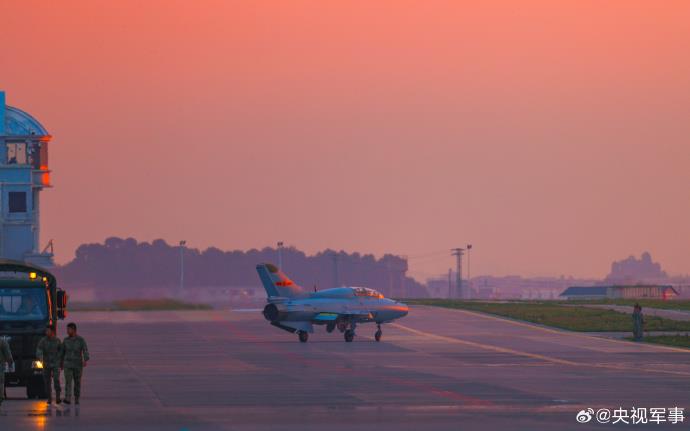 战机凌空“穿日”，战鹰砺剑空天！近日，南部战区空军某部开展对地实弹攻击飞行训练保障。网友：彩霞+战机，这氛围感绝了。