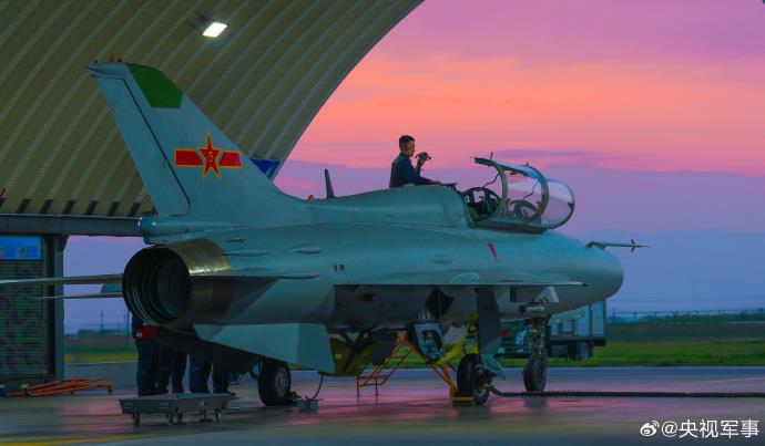 战机凌空“穿日”，战鹰砺剑空天！近日，南部战区空军某部开展对地实弹攻击飞行训练保障。网友：彩霞+战机，这氛围感绝了。