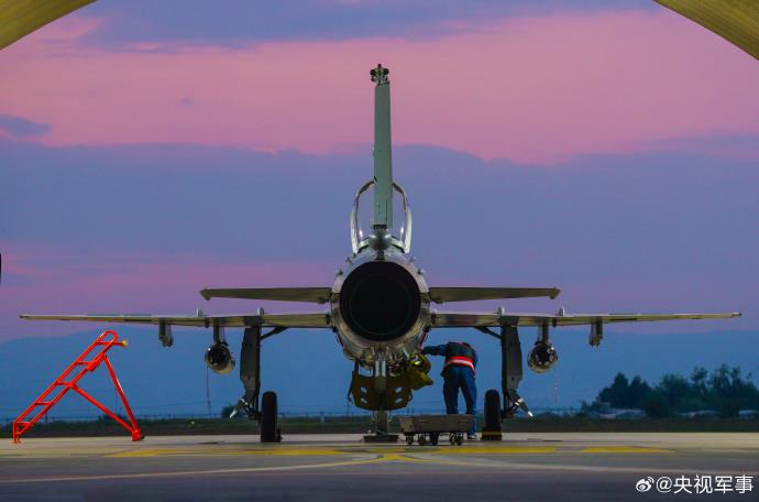 战机凌空“穿日”，战鹰砺剑空天！近日，南部战区空军某部开展对地实弹攻击飞行训练保障。网友：彩霞+战机，这氛围感绝了。