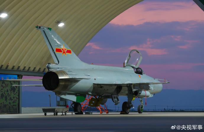 战机凌空“穿日”，战鹰砺剑空天！近日，南部战区空军某部开展对地实弹攻击飞行训练保障。网友：彩霞+战机，这氛围感绝了。