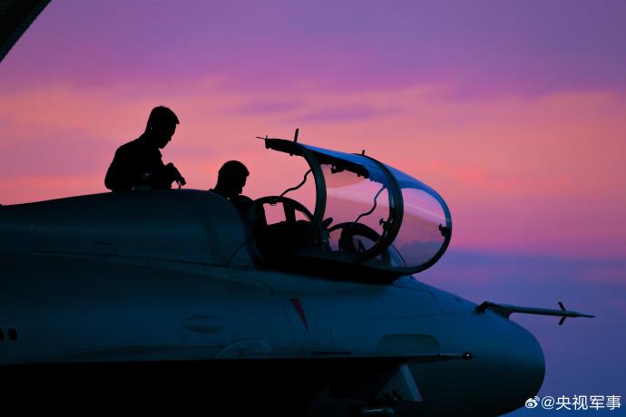 战机凌空“穿日”，战鹰砺剑空天！近日，南部战区空军某部开展对地实弹攻击飞行训练保障。网友：彩霞+战机，这氛围感绝了。