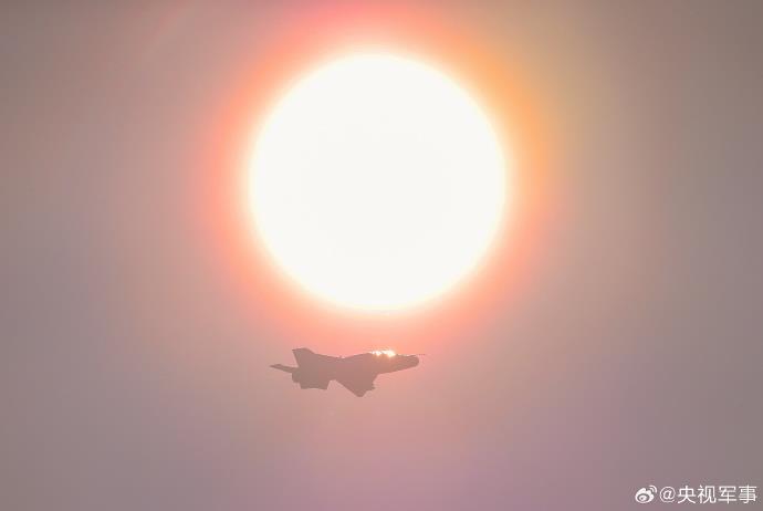 战机凌空“穿日”，战鹰砺剑空天！近日，南部战区空军某部开展对地实弹攻击飞行训练保障。网友：彩霞+战机，这氛围感绝了。