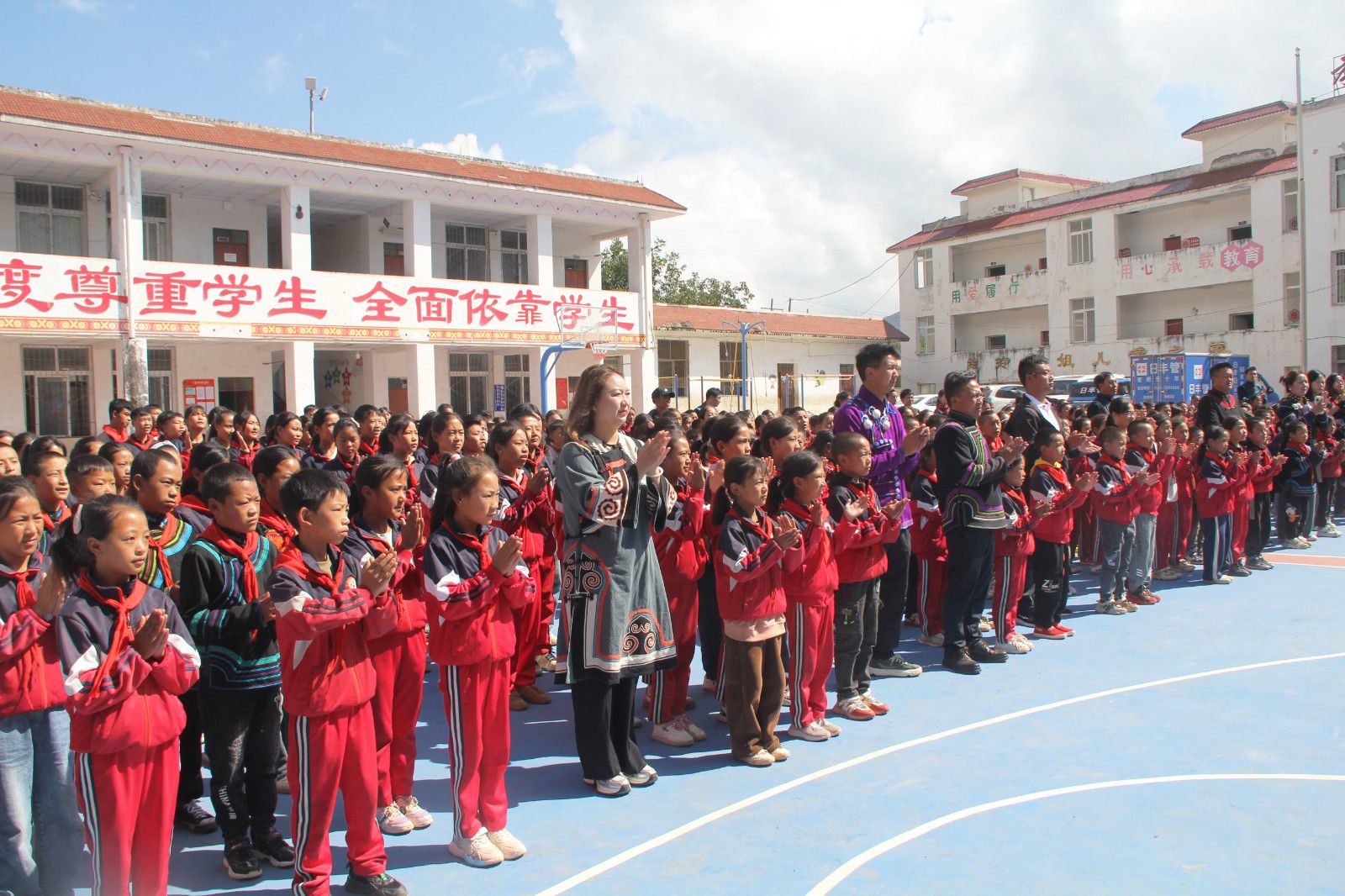 Spreading Warmth and Knowledge: Rifeng Brand Month Charity Education Aid Campaign Ignites Hope in Liangshan’s Yi Community