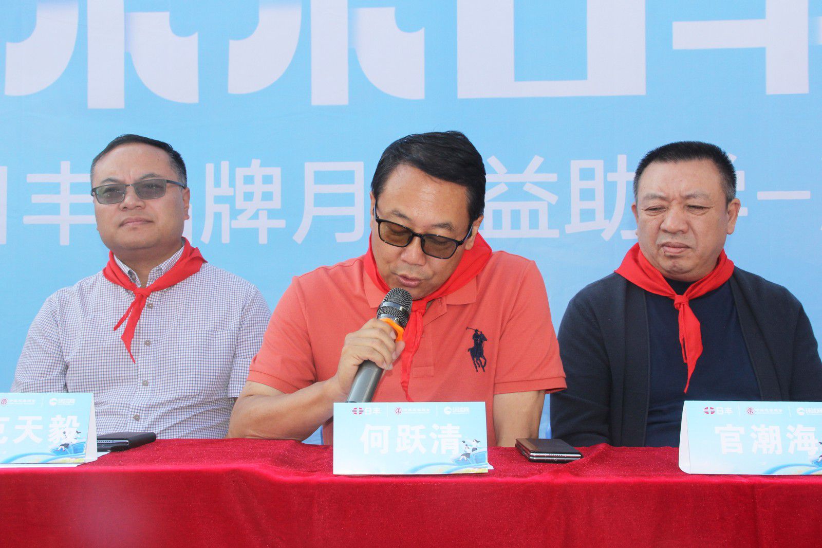 He Yueqing giving a speech