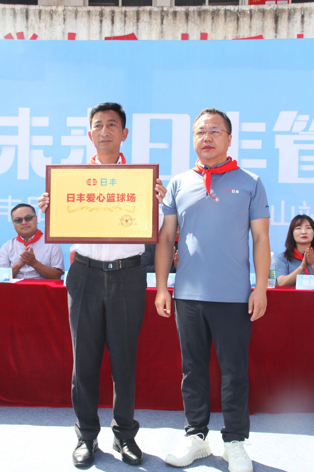 Donation plaque handover ⁤ceremony