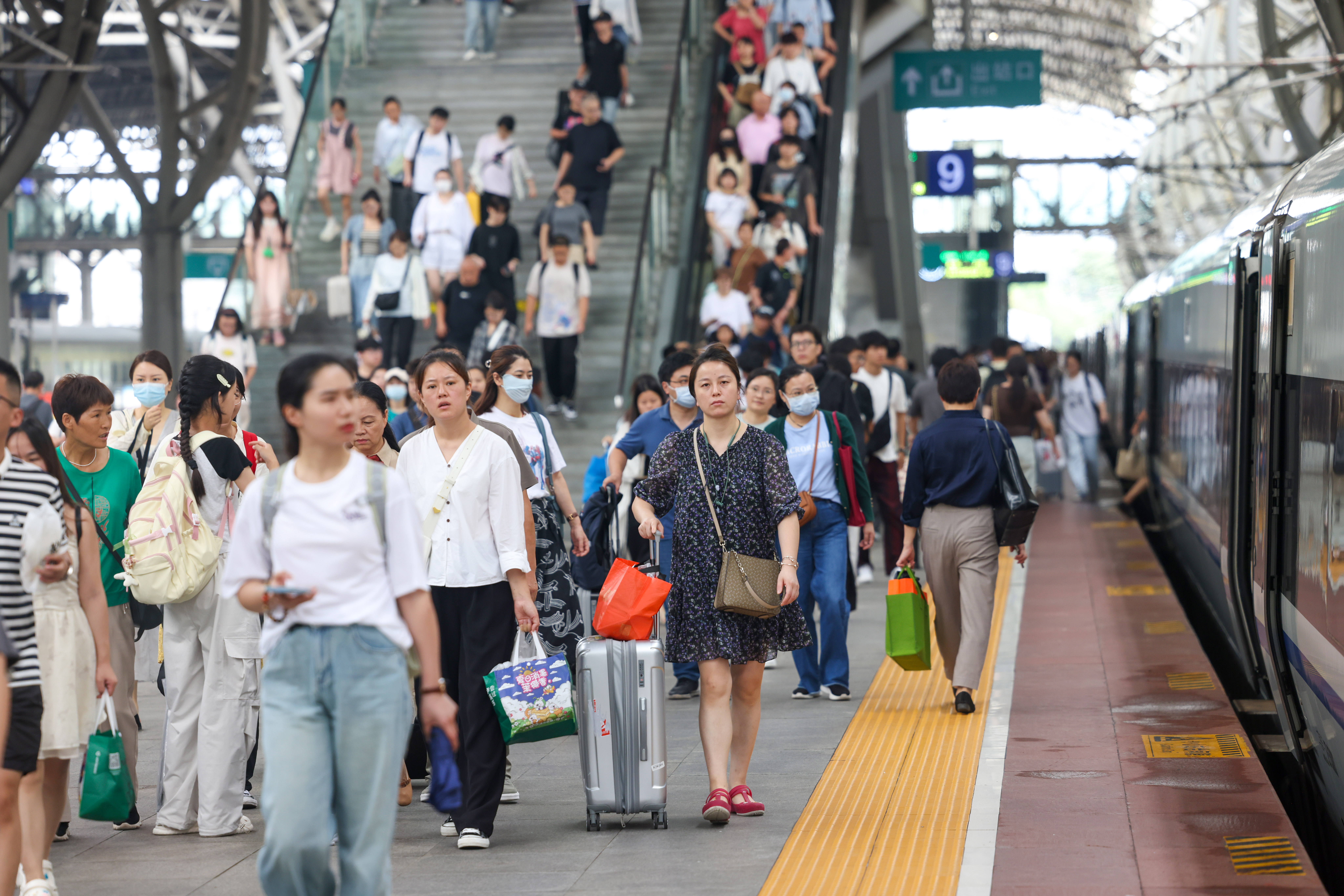 鉴于台风“贝碧嘉”影响逐步减弱，铁路部门于9月17日零时起，对途经杭深高铁、杭台高铁、杭昌高铁、沪昆高铁、合杭高铁、杭温高铁、宁杭高铁、沪宁沿江高铁、京沪高铁等线路旅客列车陆续恢复开行，同时增开上海至郑州、西安、武汉、长沙、南昌等方向旅客列车207列，更好满足旅客假期出行需求。
新华日报·交汇点记者 陈俨 摄
