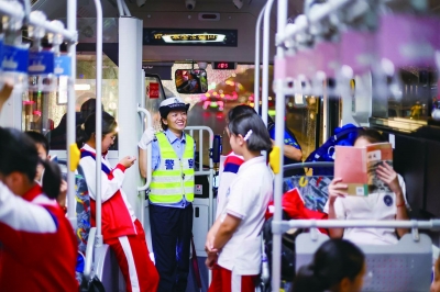 民警薛菁菁在车上跟孩子们聊得火热。 南京日报/紫金山新闻记者 段仁虎 摄