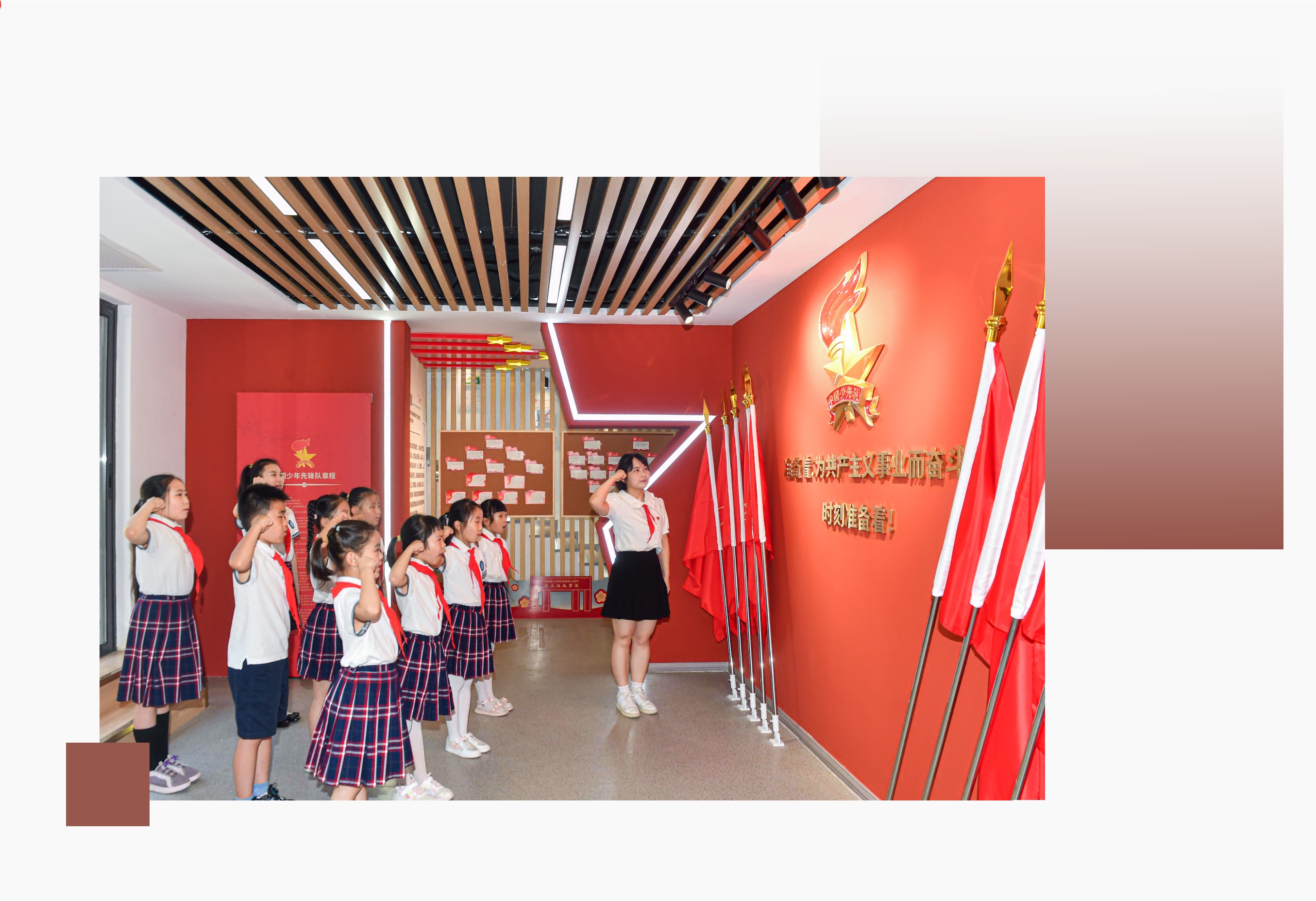 2023年7月27日，在小小红梅·红领巾信仰学习空间，少先队员正在进行红色教育实践活动。