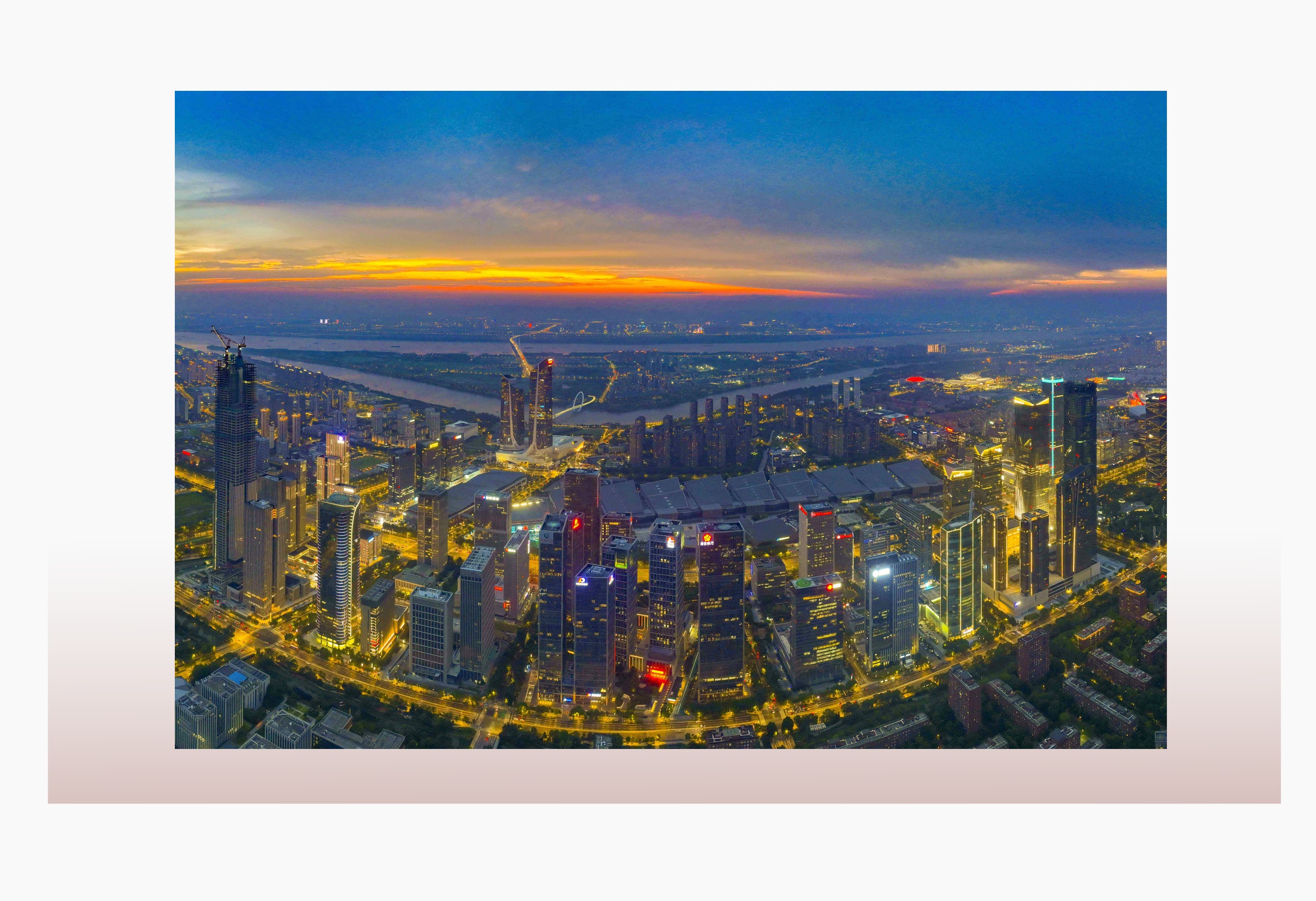 俯瞰南京夜景。