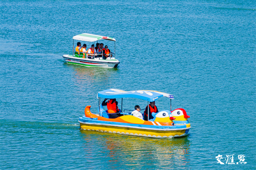 秋日里的南京玄武湖色彩斑斓，美如画卷。国庆假期，不少市民和游客来到南京玄武湖，泛舟赏景，乐享假期好时光。图为10月4日，众多游客市民泛舟玄武湖。新华日报·交汇点记者 蒋文超 摄