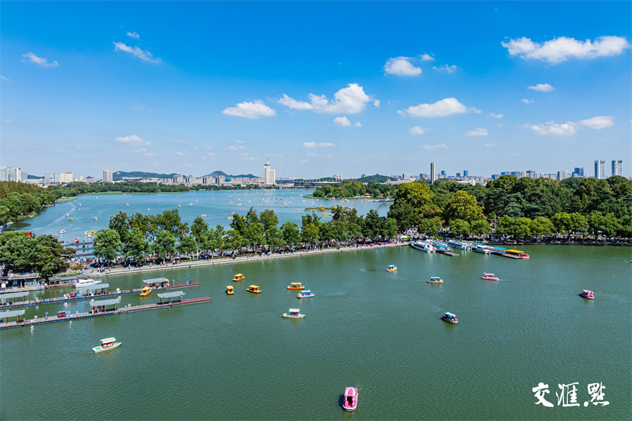 秋日里的南京玄武湖色彩斑斓，美如画卷。国庆假期，不少市民和游客来到南京玄武湖，泛舟赏景，乐享假期好时光。图为10月4日，众多游客市民泛舟玄武湖。新华日报·交汇点记者 蒋文超 摄