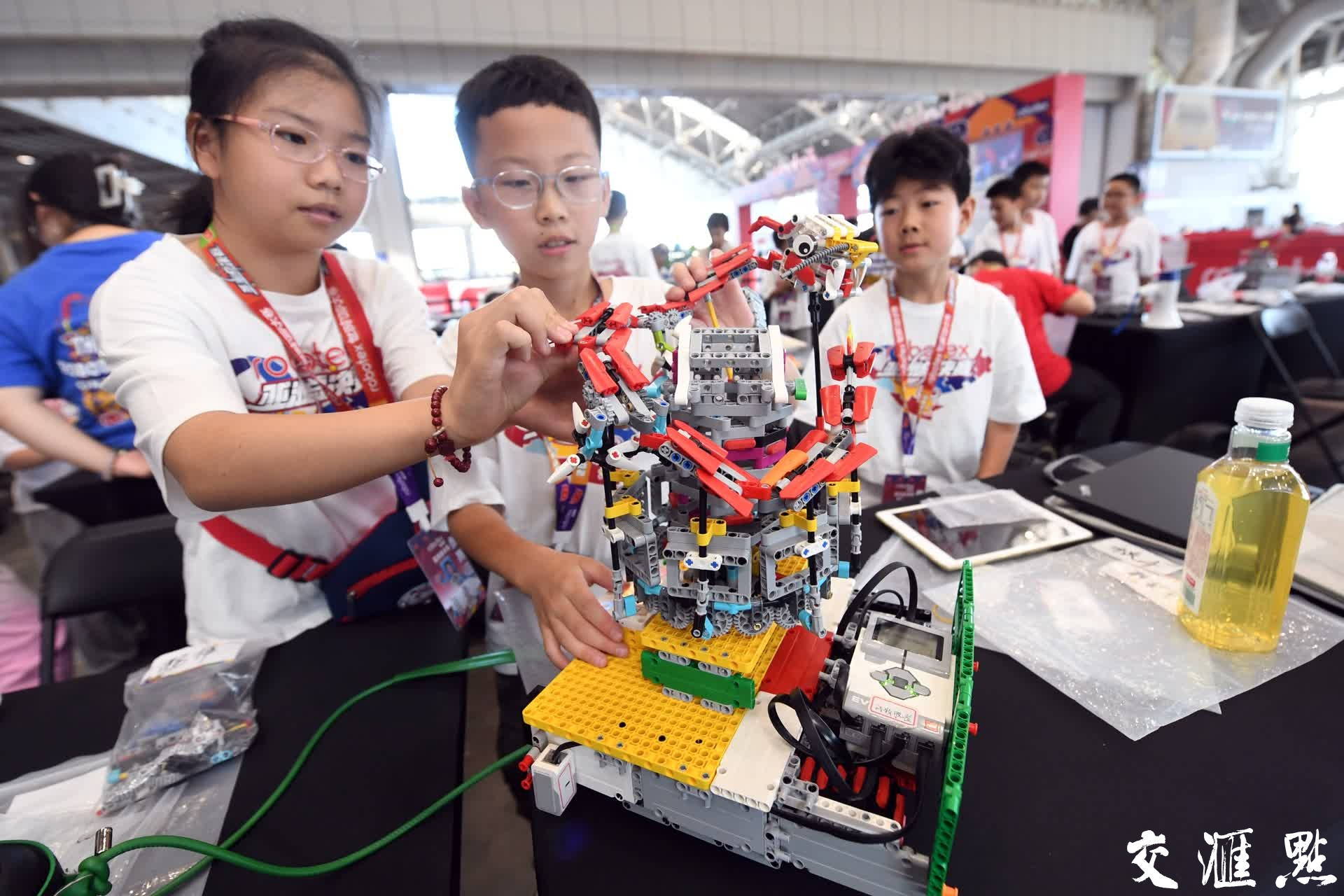 此次赛事涵盖了乐思趣搭、乐高搏击、高级循线、动物救援、花车游行等多个赛项。
新华日报·交汇点记者 万程鹏 摄