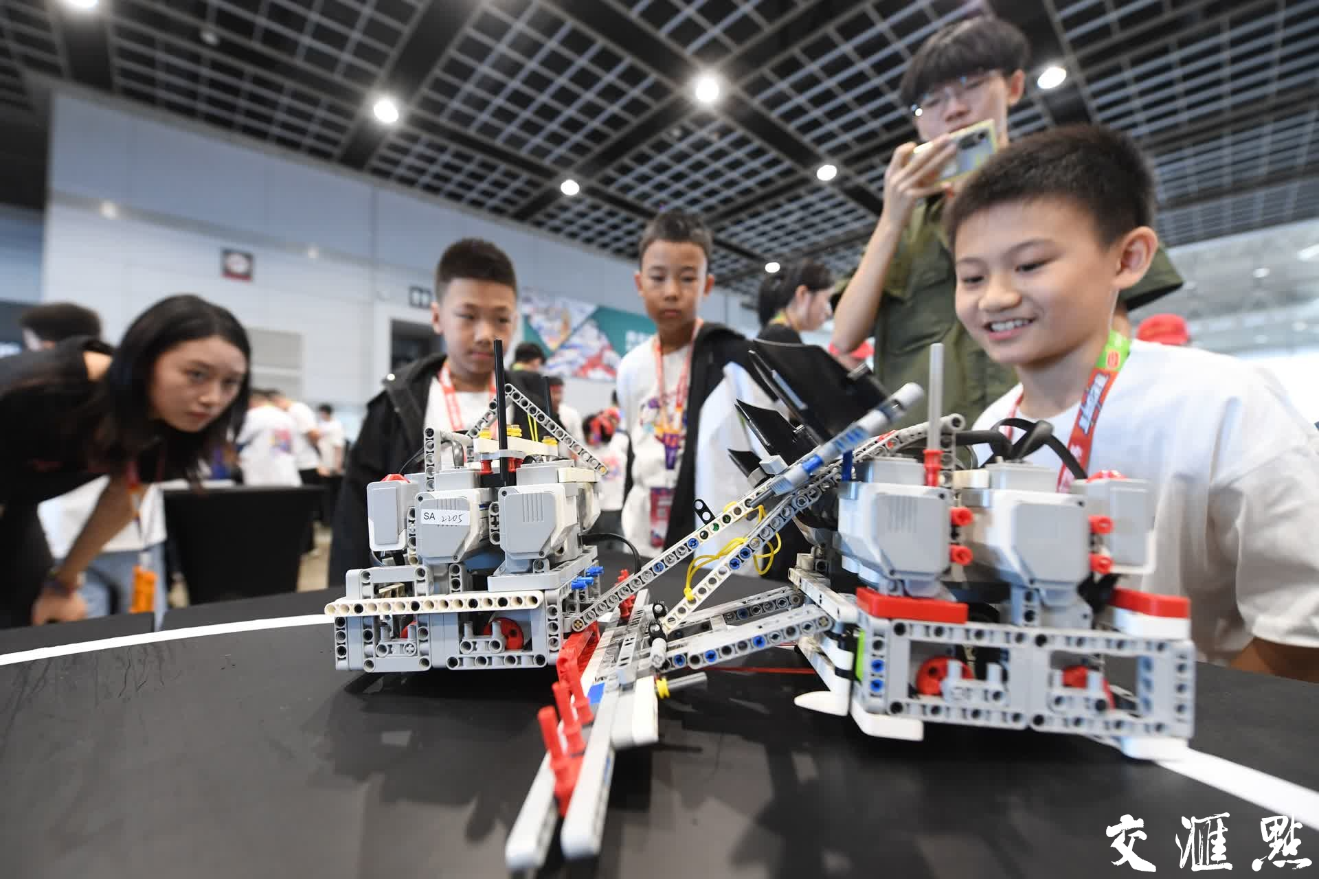 10月4日，robotex世界机器人大赛亚洲总决赛在南京国际展览中心开赛。此次赛事汇集了来自中国、韩国、印度、新加坡、德国、美国等国家的两万余组家庭，涵盖了乐思趣搭、乐高搏击、高级循线、动物救援、花车游行等多个赛项，还设置国际交流分享、科技会展、科技工作坊等一系列丰富多彩的活动，展现青少年在机器人科技领域的卓越才能。
新华日报·交汇点记者 万程鹏 摄