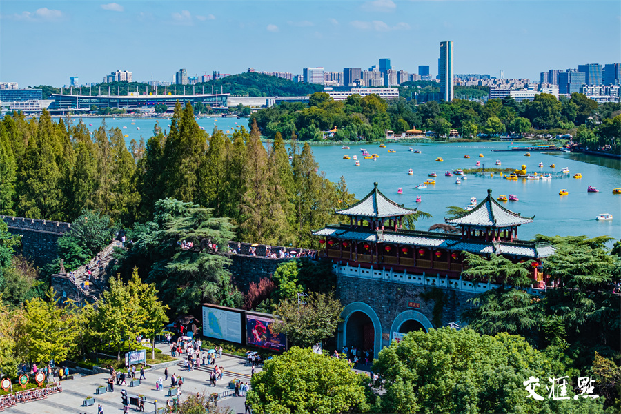 秋日里的南京玄武湖色彩斑斓，美如画卷。国庆假期，不少市民和游客来到南京玄武湖，泛舟赏景，乐享假期好时光。图为10月4日，众多游客市民泛舟玄武湖。新华日报·交汇点记者 蒋文超 摄