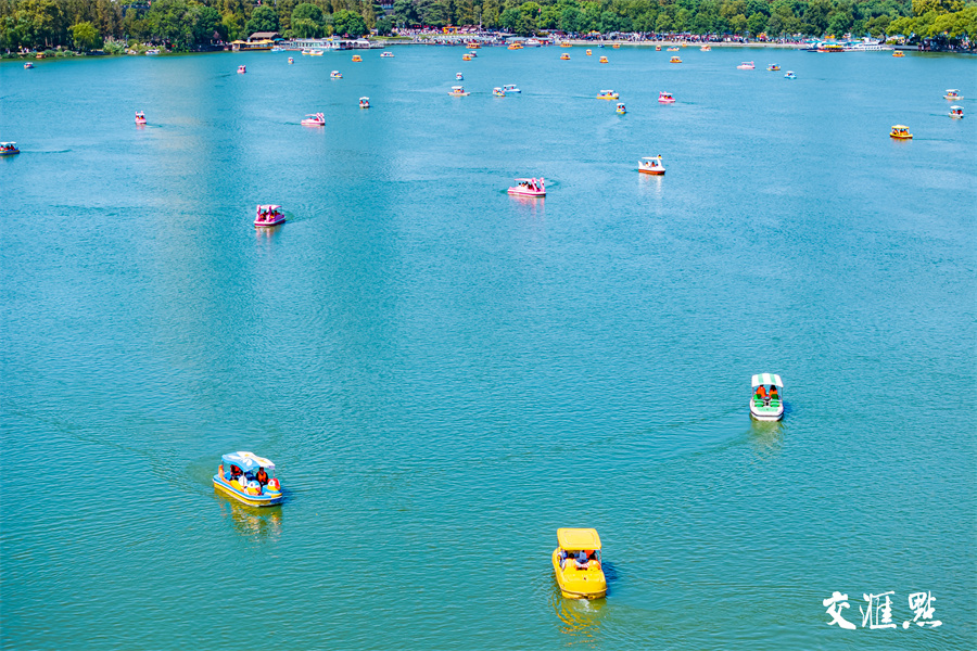 秋日里的南京玄武湖色彩斑斓，美如画卷。国庆假期，不少市民和游客来到南京玄武湖，泛舟赏景，乐享假期好时光。图为10月4日，众多游客市民泛舟玄武湖。新华日报·交汇点记者 蒋文超 摄
