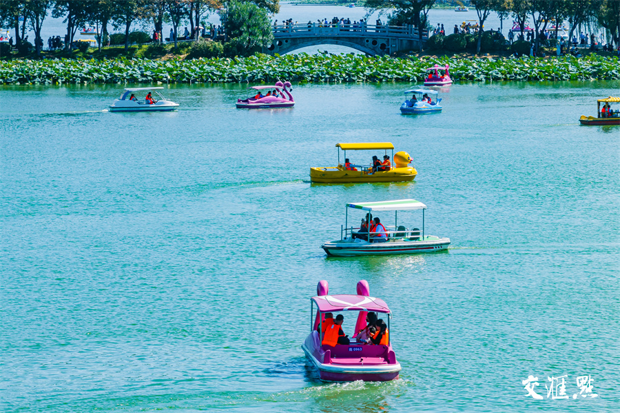 秋日里的南京玄武湖色彩斑斓，美如画卷。国庆假期，不少市民和游客来到南京玄武湖，泛舟赏景，乐享假期好时光。图为10月4日，众多游客市民泛舟玄武湖。新华日报·交汇点记者 蒋文超 摄