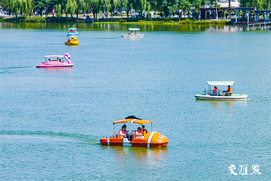 秋日里的南京玄武湖色彩斑斓，美如画卷。国庆假期，不少市民和游客来到南京玄武湖，泛舟赏景，乐享假期好时光。图为10月4日，众多游客市民泛舟玄武湖。新华日报·交汇点记者 蒋文超 摄
