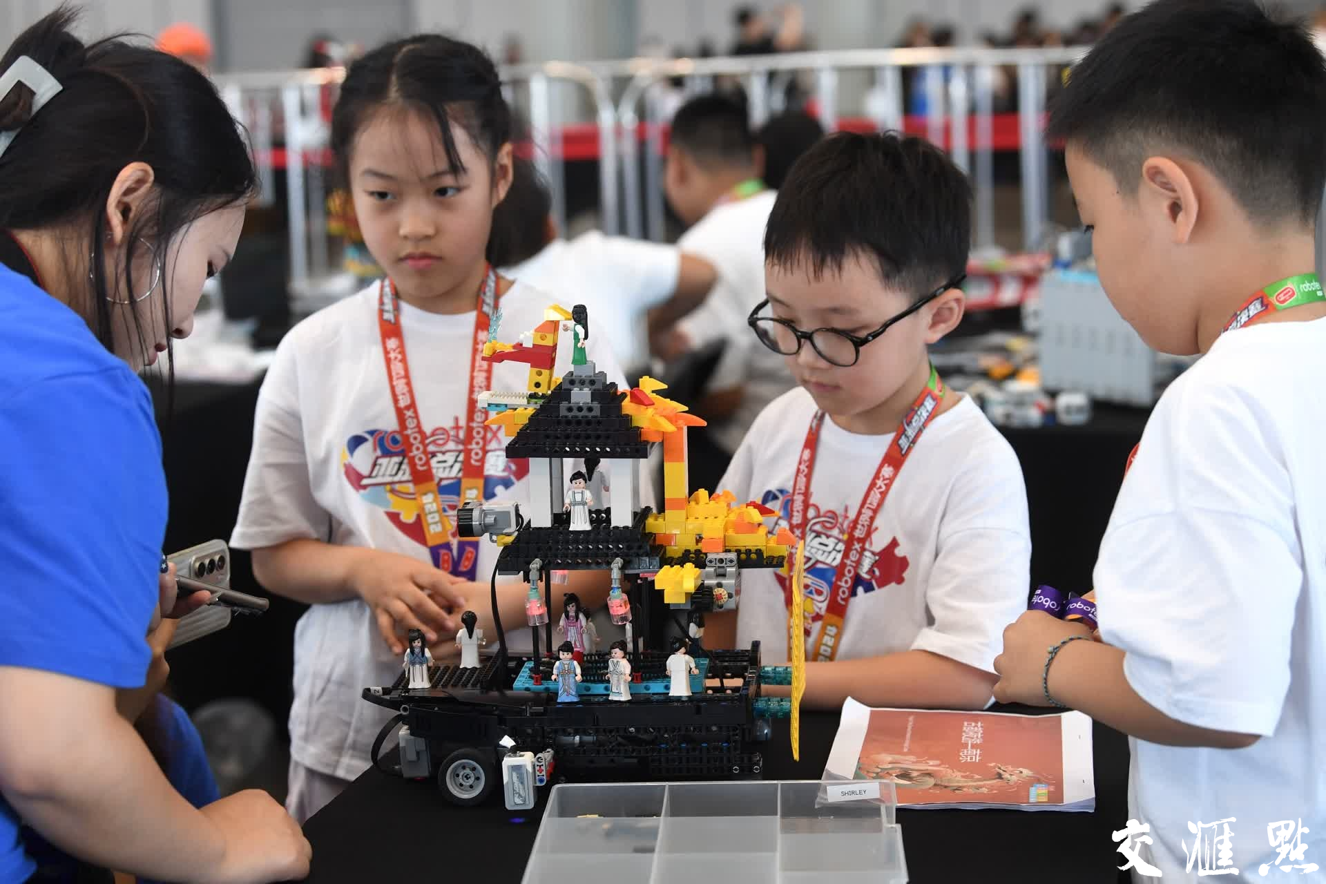 此次赛事设置国际交流分享、科技会展、科技工作坊等一系列丰富多彩的活动。
新华日报·交汇点记者 万程鹏 摄