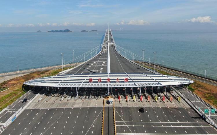 This aerial photo taken on Dec. 15, 2023 shows the entrance of Hong Kong-Zhuhai-Macao Bridge in south China. (Xinhua/Deng Hua) This aerial photo taken on Dec. 15, 2023 shows the entrance of Hong Kong-Zhuhai-Macao Bridge in south China. (Xinhua/Deng Hua)