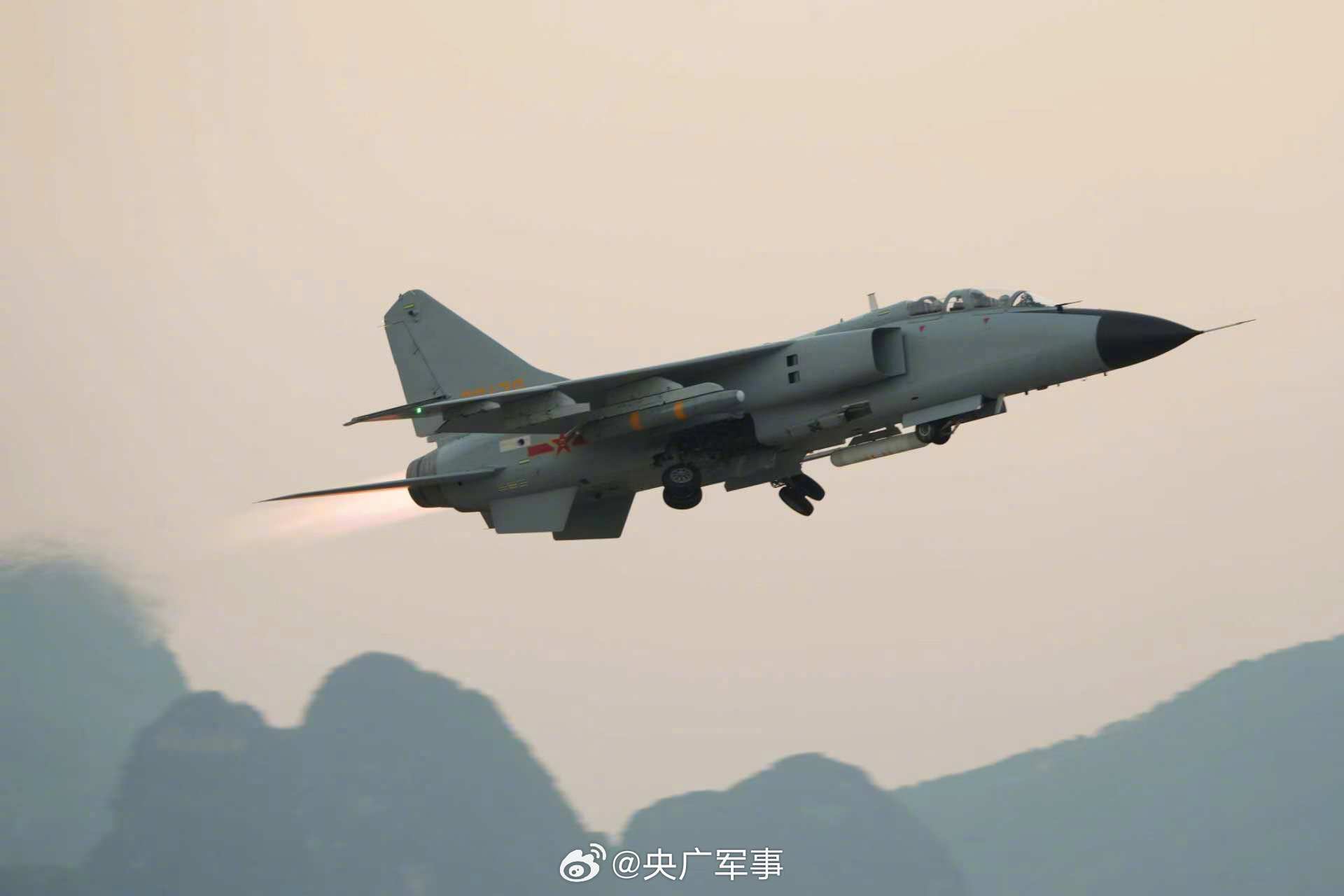 近日，南部战区空军航空兵某旅组织飞行训练。戳图，看战机呼啸升空，直冲云霄！为人民军队点赞！