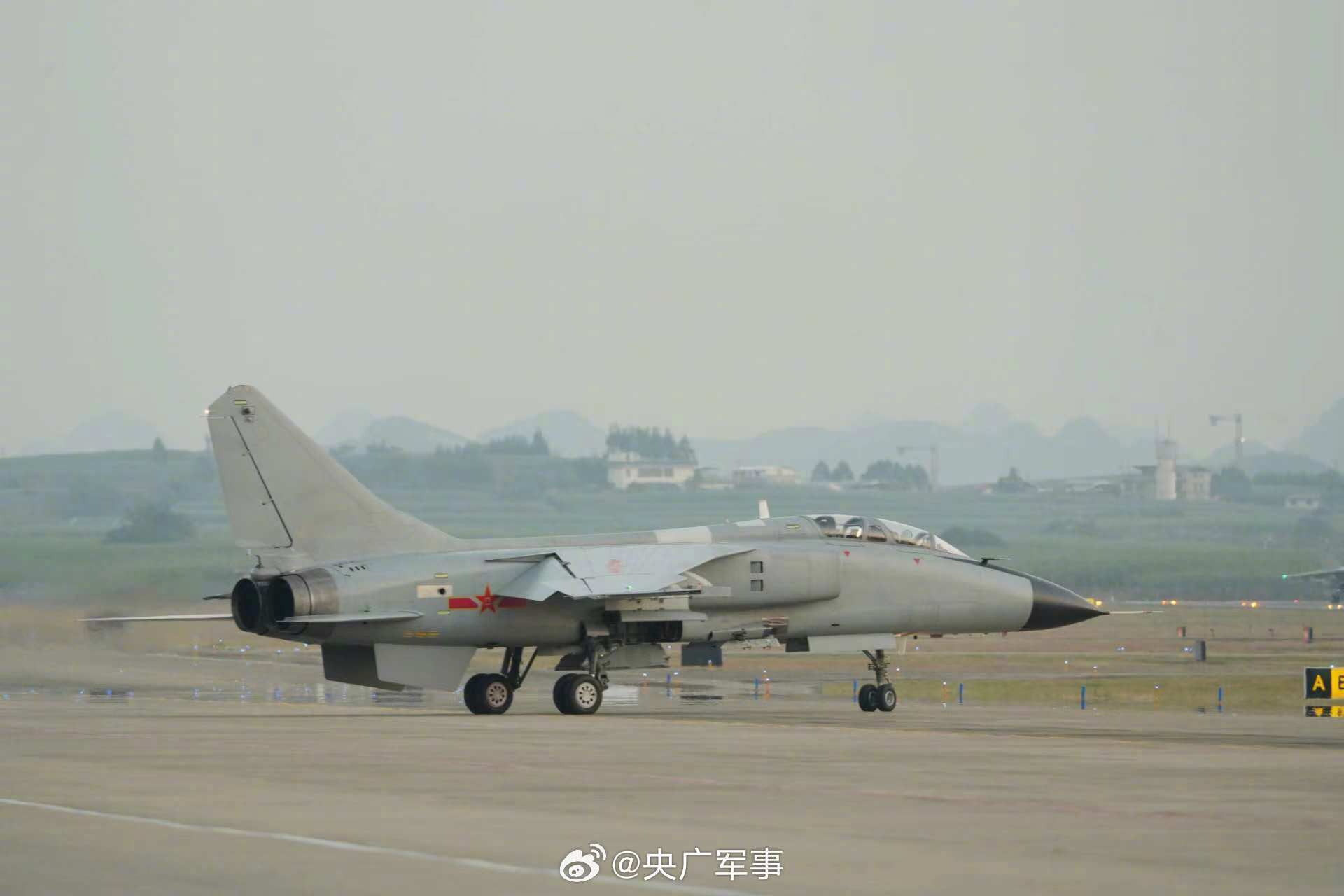 近日，南部战区空军航空兵某旅组织飞行训练。戳图，看战机呼啸升空，直冲云霄！为人民军队点赞！