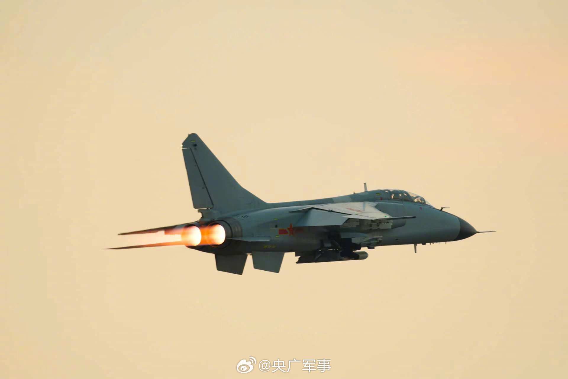 近日，南部战区空军航空兵某旅组织飞行训练。戳图，看战机呼啸升空，直冲云霄！为人民军队点赞！