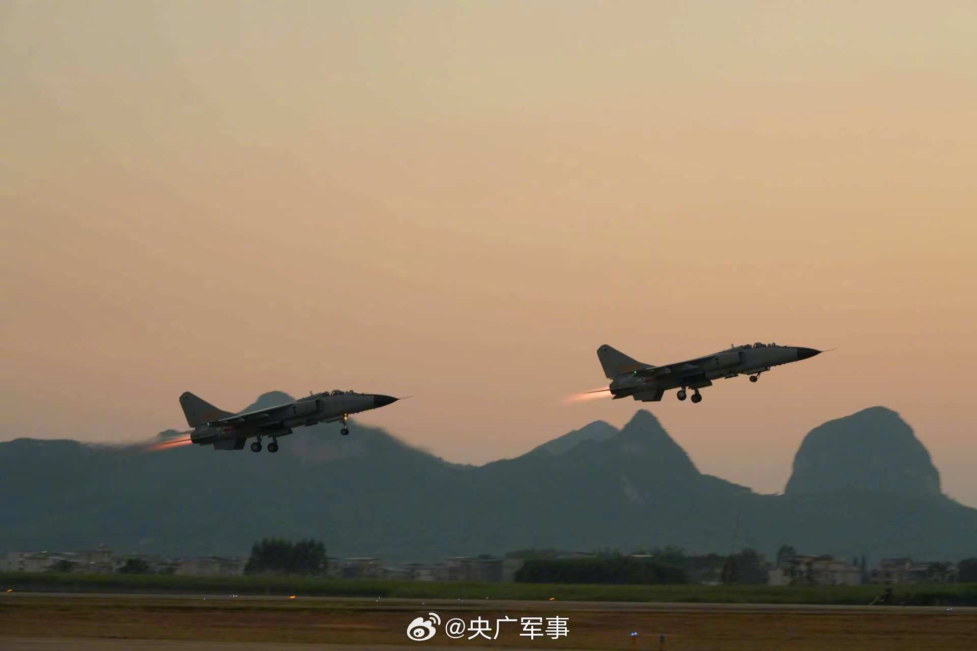 近日，南部战区空军航空兵某旅组织飞行训练。戳图，看战机呼啸升空，直冲云霄！为人民军队点赞！