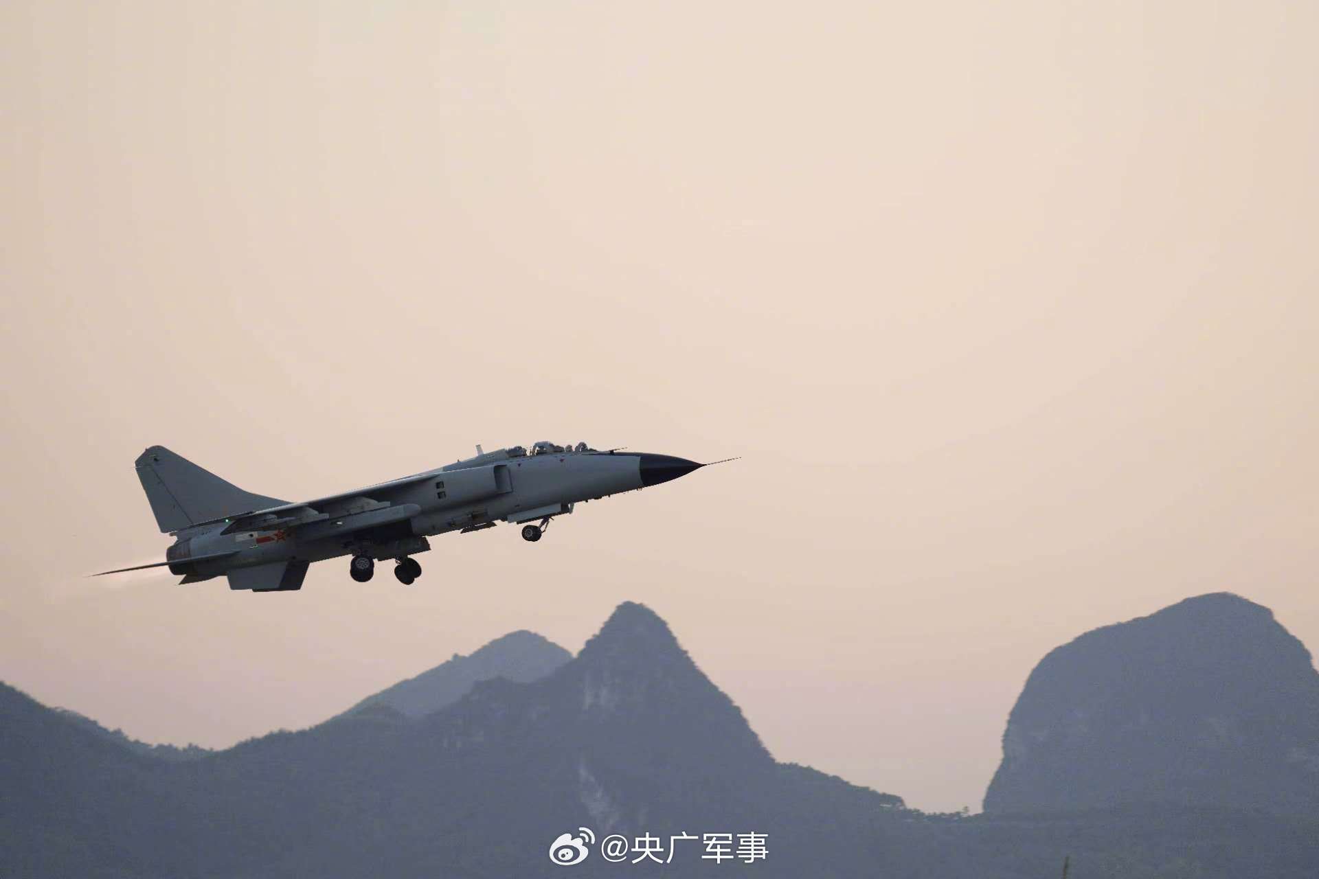 近日，南部战区空军航空兵某旅组织飞行训练。戳图，看战机呼啸升空，直冲云霄！为人民军队点赞！