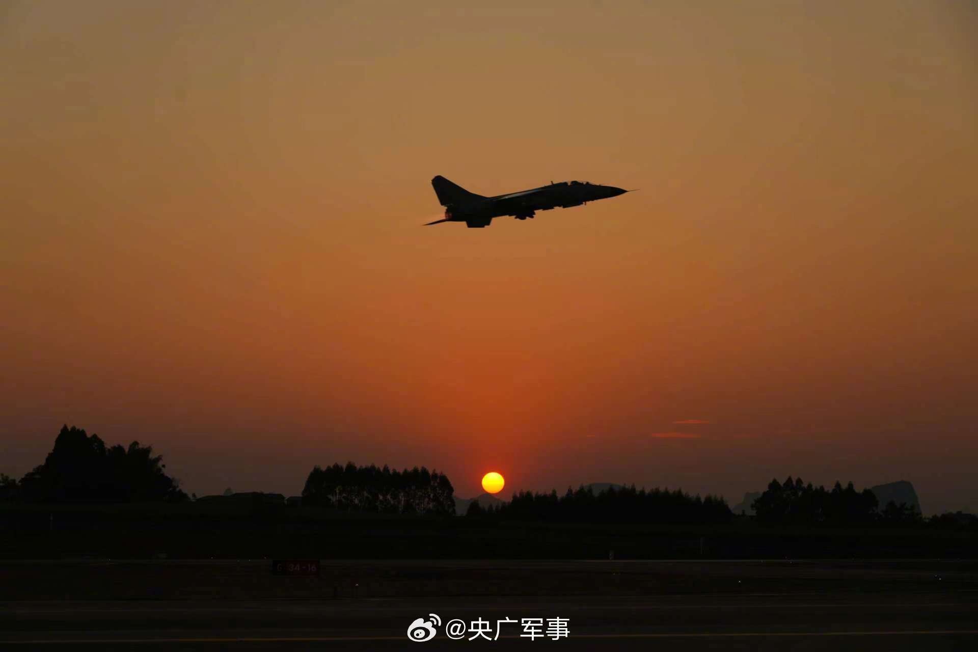 近日，南部战区空军航空兵某旅组织飞行训练。戳图，看战机呼啸升空，直冲云霄！为人民军队点赞！