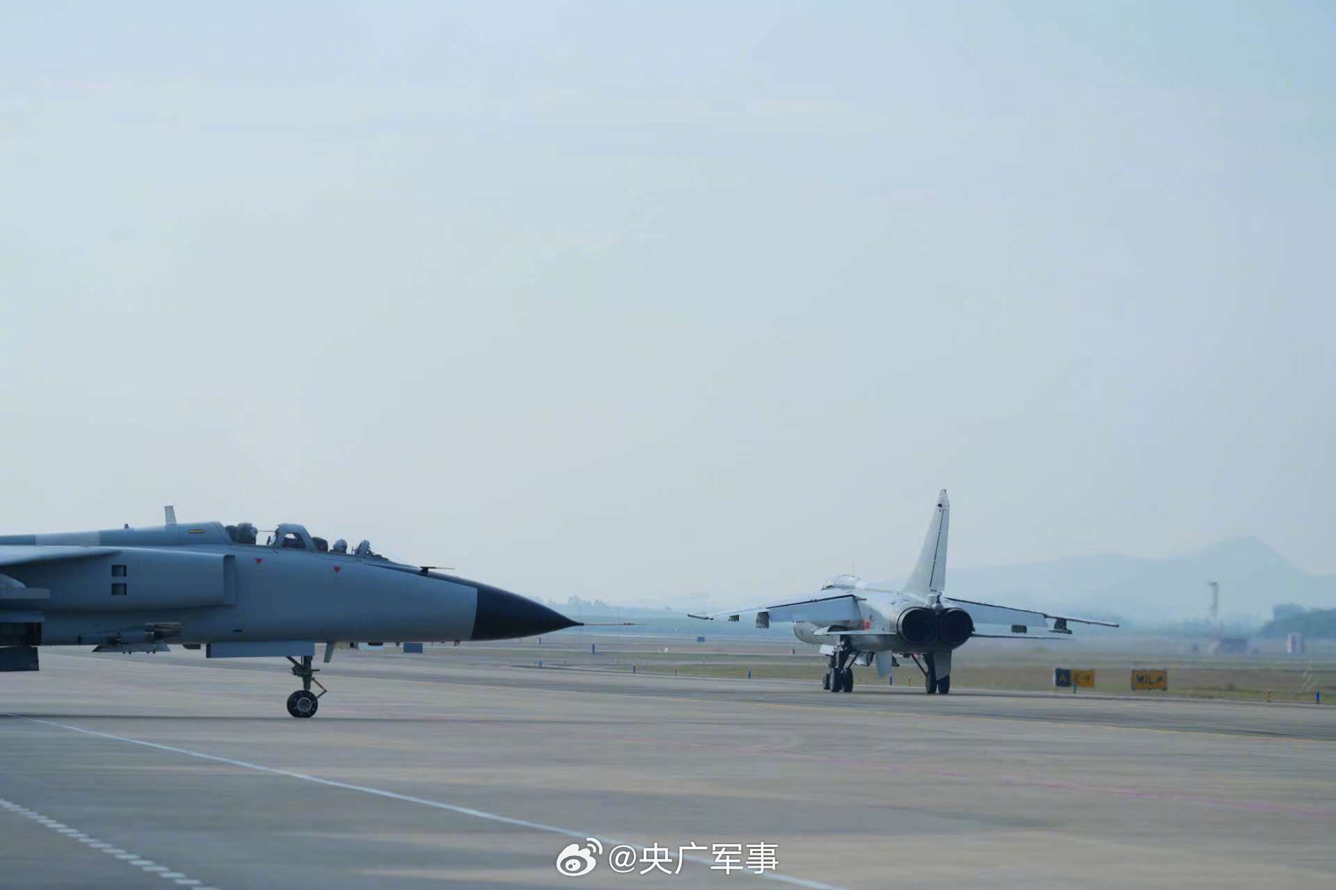 近日，南部战区空军航空兵某旅组织飞行训练。戳图，看战机呼啸升空，直冲云霄！为人民军队点赞！