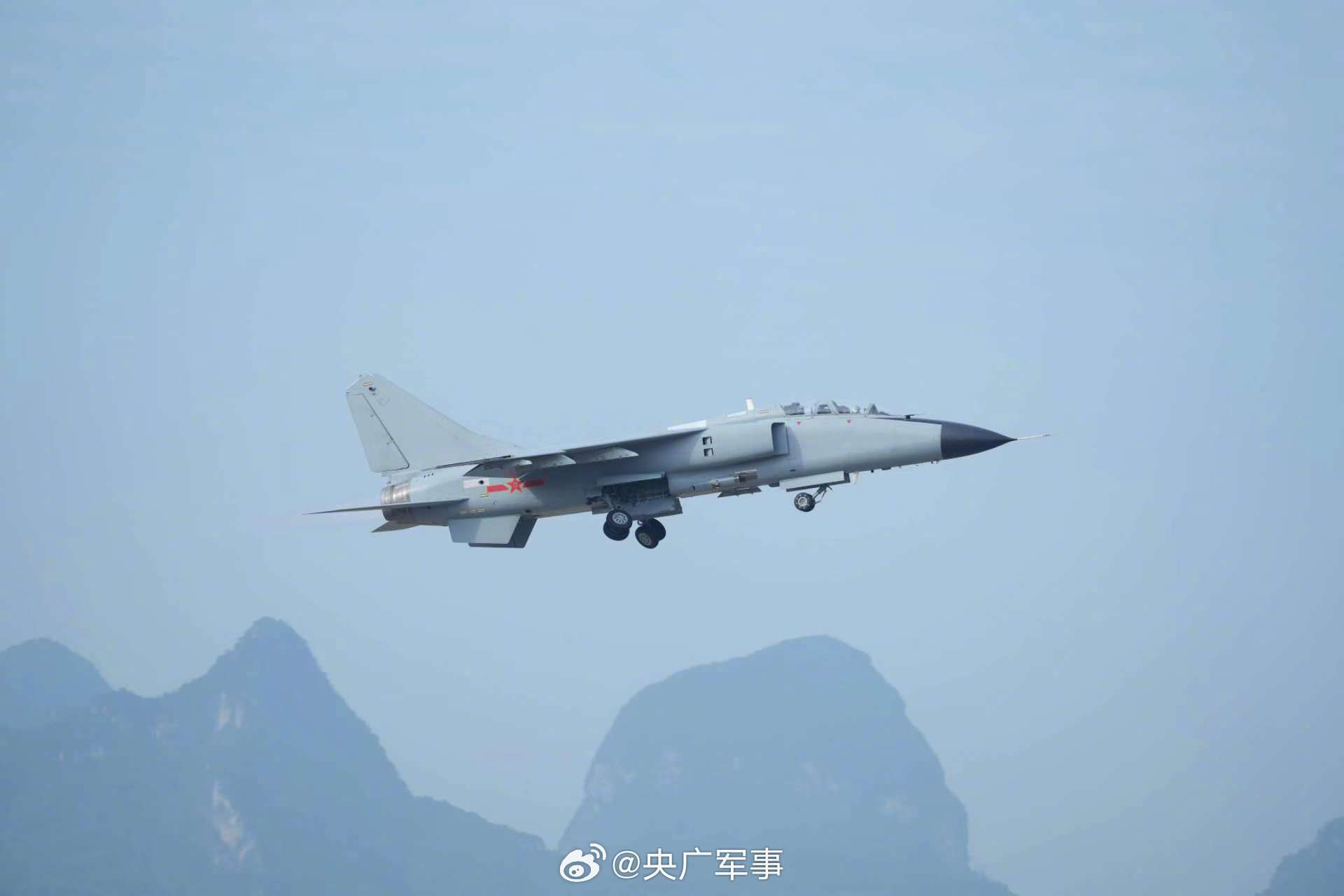 近日，南部战区空军航空兵某旅组织飞行训练。戳图，看战机呼啸升空，直冲云霄！为人民军队点赞！