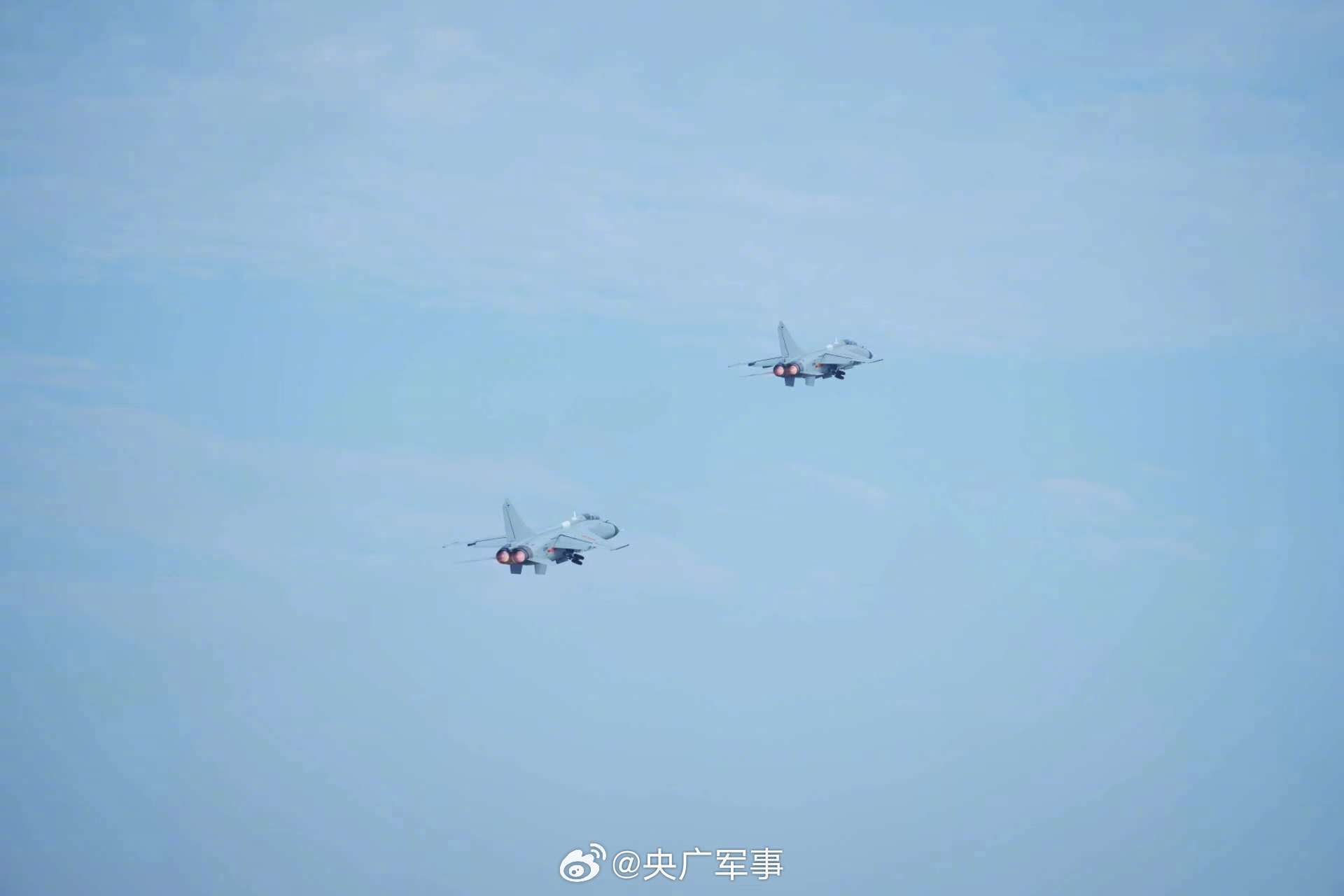 近日，南部战区空军航空兵某旅组织飞行训练。戳图，看战机呼啸升空，直冲云霄！为人民军队点赞！