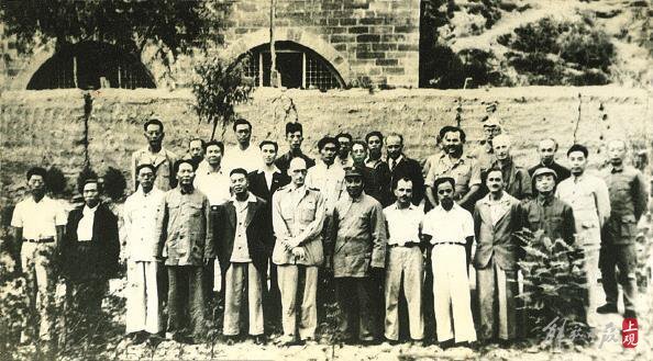 1944年,毛泽东、朱德、周恩来等与中外记者合影,朱德后面为赵超构。