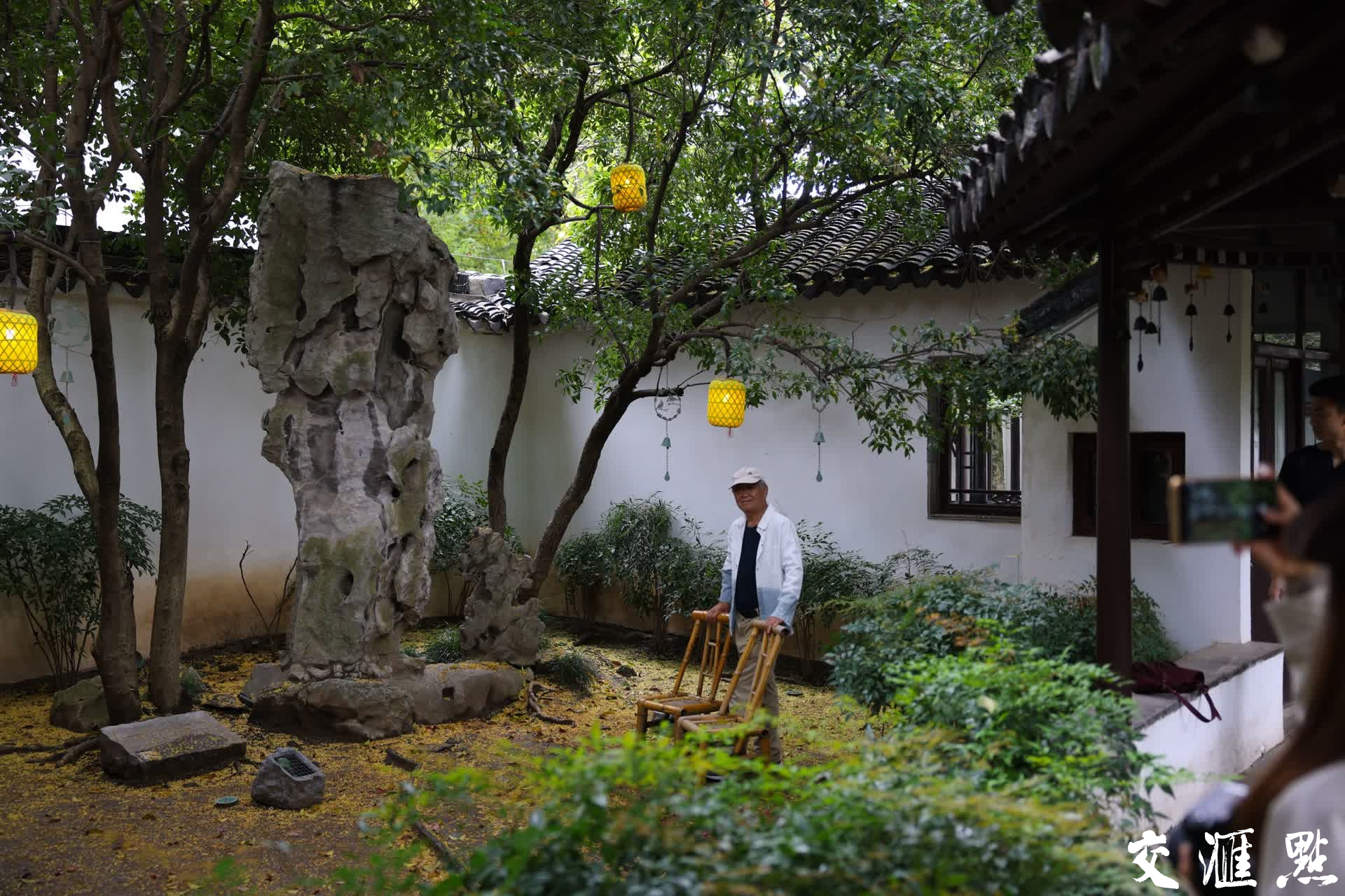 10月17日，南京瞻园，桂花竞相绽放，花香四溢。盛开的桂花为古色古香的瞻园增添了几分雅致，吸引不少游客前来赏花拍照，记录美好时光。
新华日报·交汇点记者 蒋文超/摄