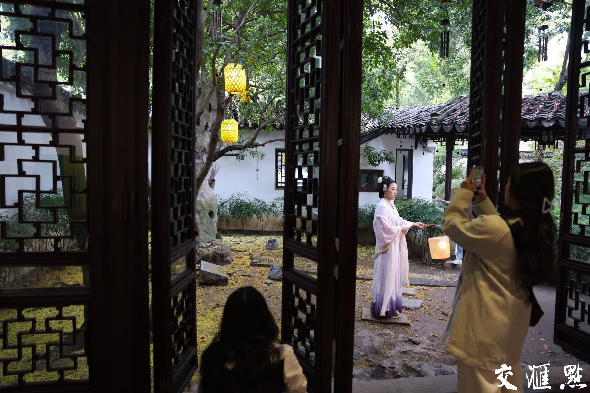 10月17日，南京瞻园，桂花竞相绽放，花香四溢。盛开的桂花为古色古香的瞻园增添了几分雅致，吸引不少游客前来赏花拍照，记录美好时光。
新华日报·交汇点记者 蒋文超/摄