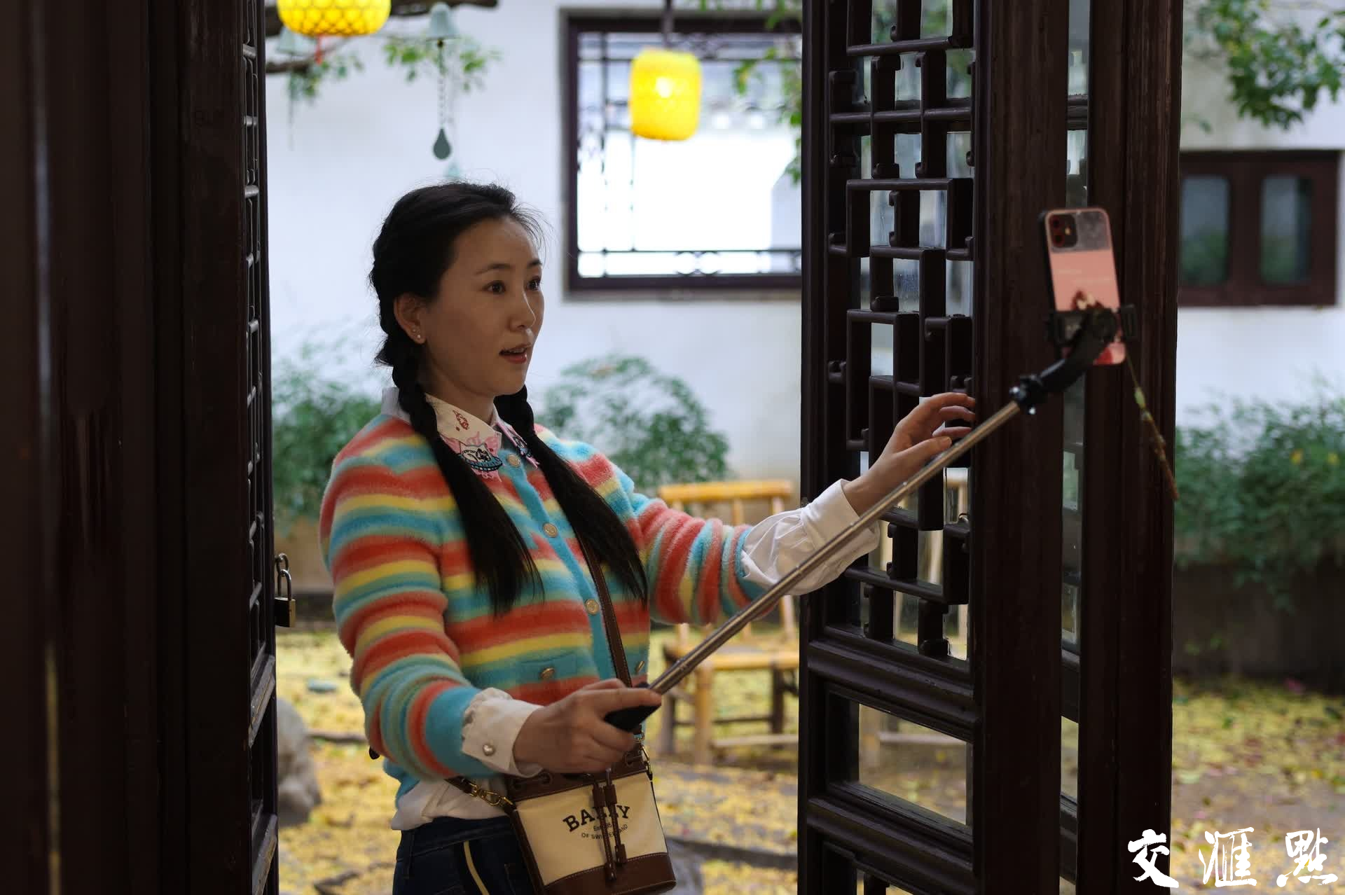 10月17日，南京瞻园，桂花竞相绽放，花香四溢。盛开的桂花为古色古香的瞻园增添了几分雅致，吸引不少游客前来赏花拍照，记录美好时光。
新华日报·交汇点记者 蒋文超/摄