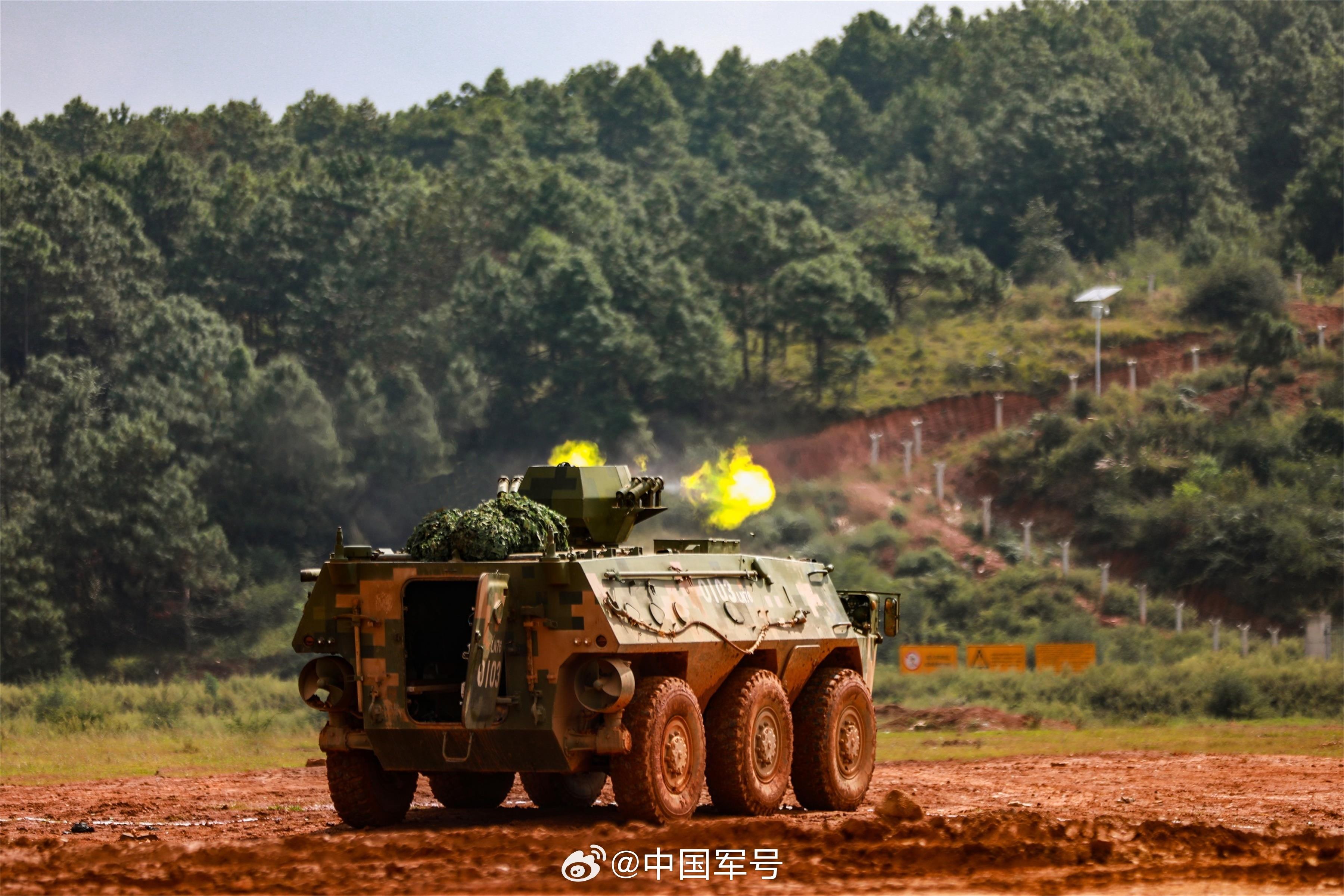 近日，南部战区陆军某旅组织机步分队开展实弹射击考核。抵达目标地域后，装甲车组锁定“敌”薄弱位置，实施火力打击。现场高燃，围观！ 