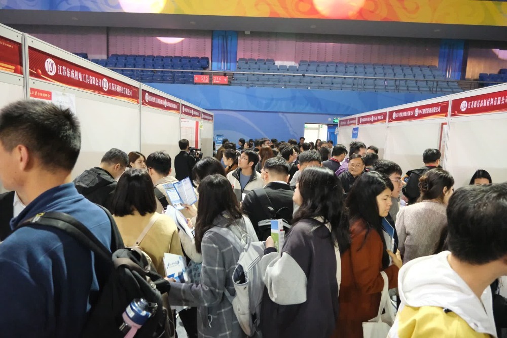 值得一提的是，招聘活动现场，全省13个设区市常委组织部长、部分省属企业董事长和高校院所党委书记、校长亲自带队，与学子们现场交流。摄影/林元沁 徐睿翔